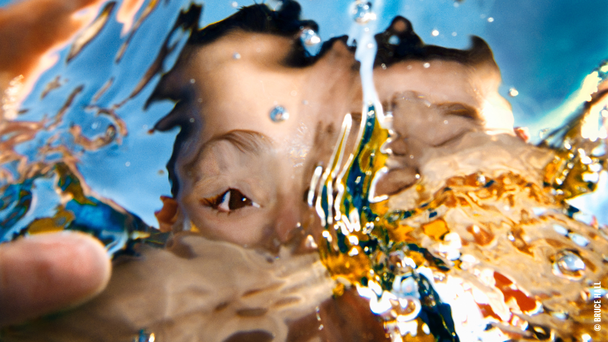 Auge durch Wasser, Fotografie von Bruce Hall