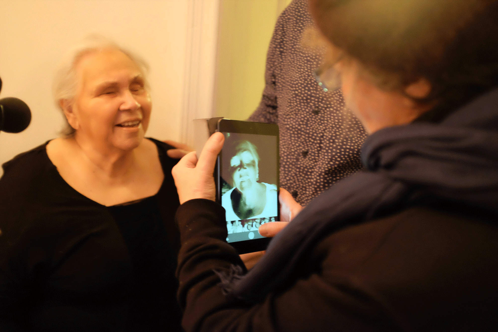 Im Bild ist Sonia Soberats zu sehen, die von Elfi Mikesch mit einem iPad fotografiert wird Bruce Hall